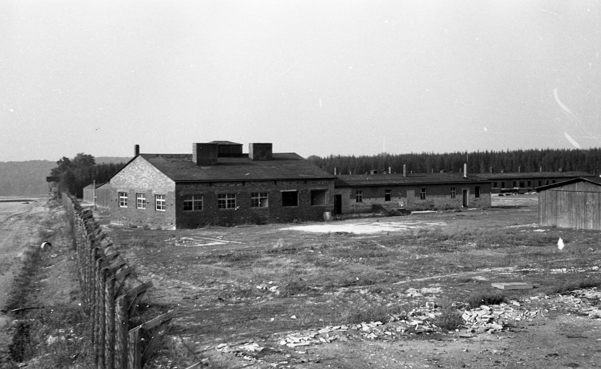 Das Foto zeigt die ehemalige Lagerküche und den Anbau kurz vor der Umnutzung zu Flüchtlingswohnungen (1947, Walter Nies Stadtarchiv Lippstadt).